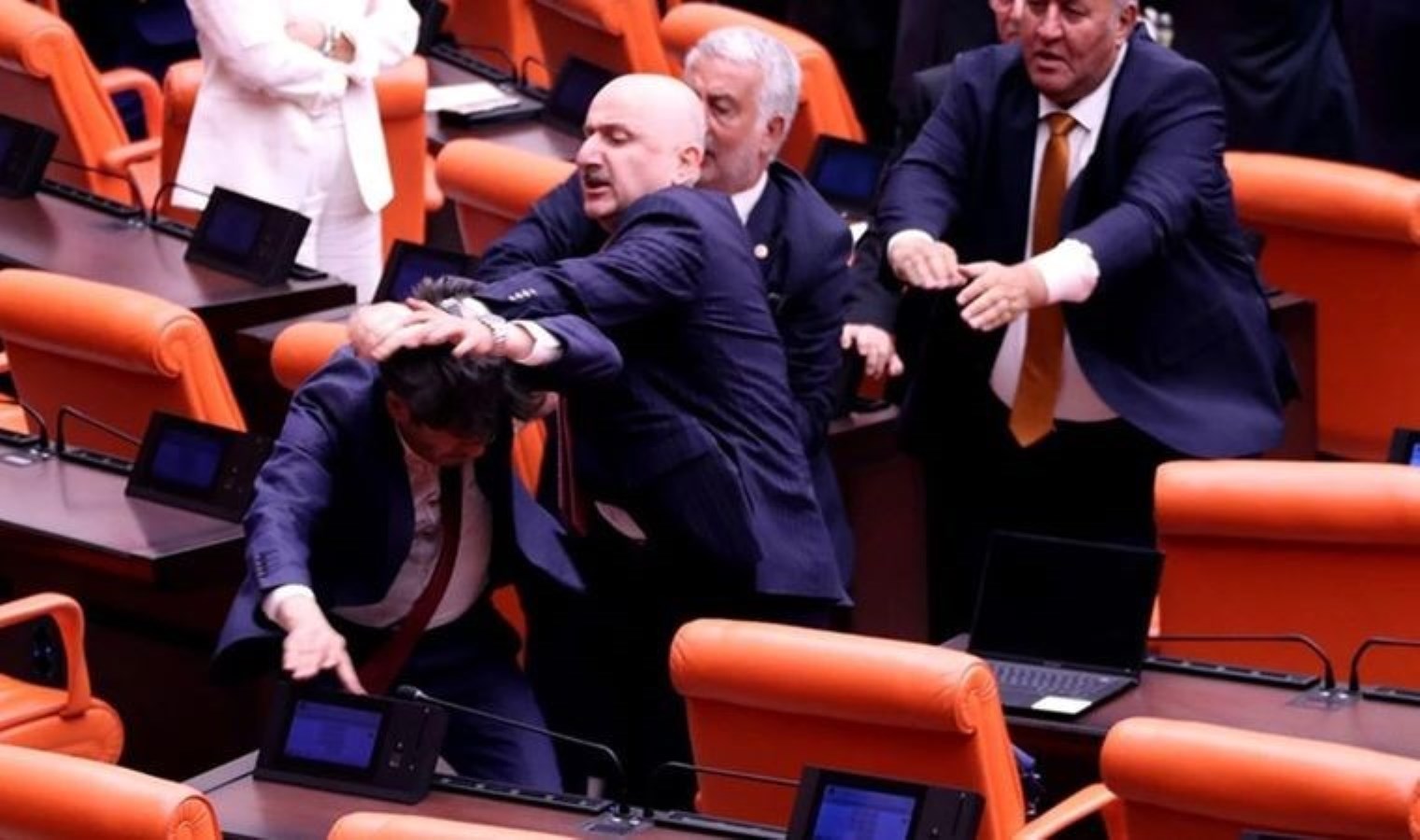 Erdoğan’ın başdanışmanından Meclis’te DEM Partili vekilin darbedilmesine destek